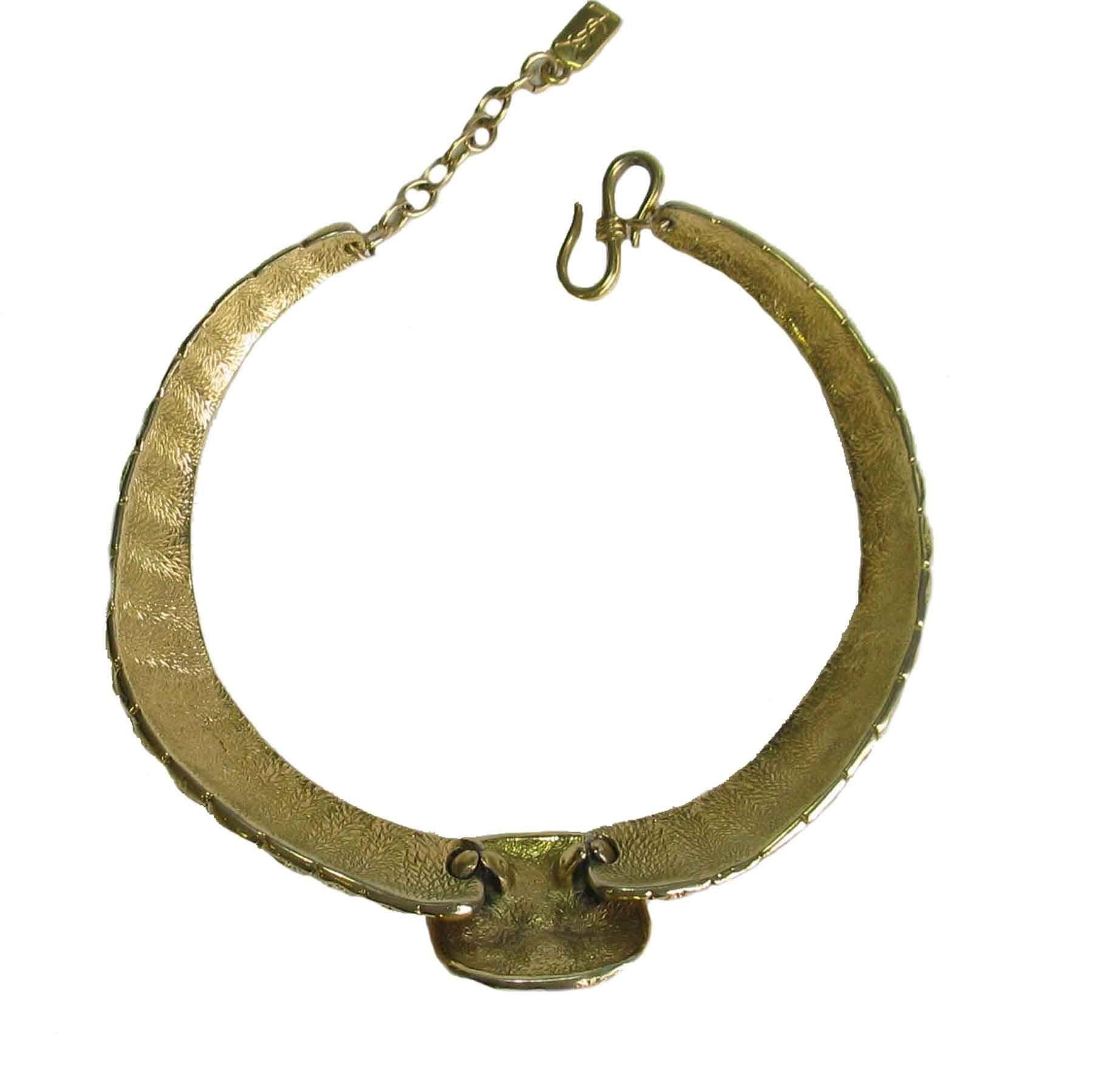 YVES SAINT LAURENT Choker Necklace in Crocodile Skin Imitation Gilded Metal  In Good Condition In Paris, FR