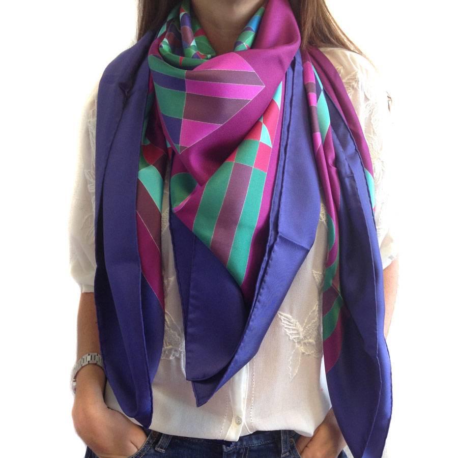 HERMES 'Psyche' large scarf in silk. Colors: purple, fuchsia, water green, red. The roulotte is impeccable.

Designer: Sophie Koechlin

Delivered in a Valois Vintage Paris dustbag
