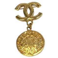 CHANEL vintage CC Brooch with a Pendant Medallion in Gilded Metal