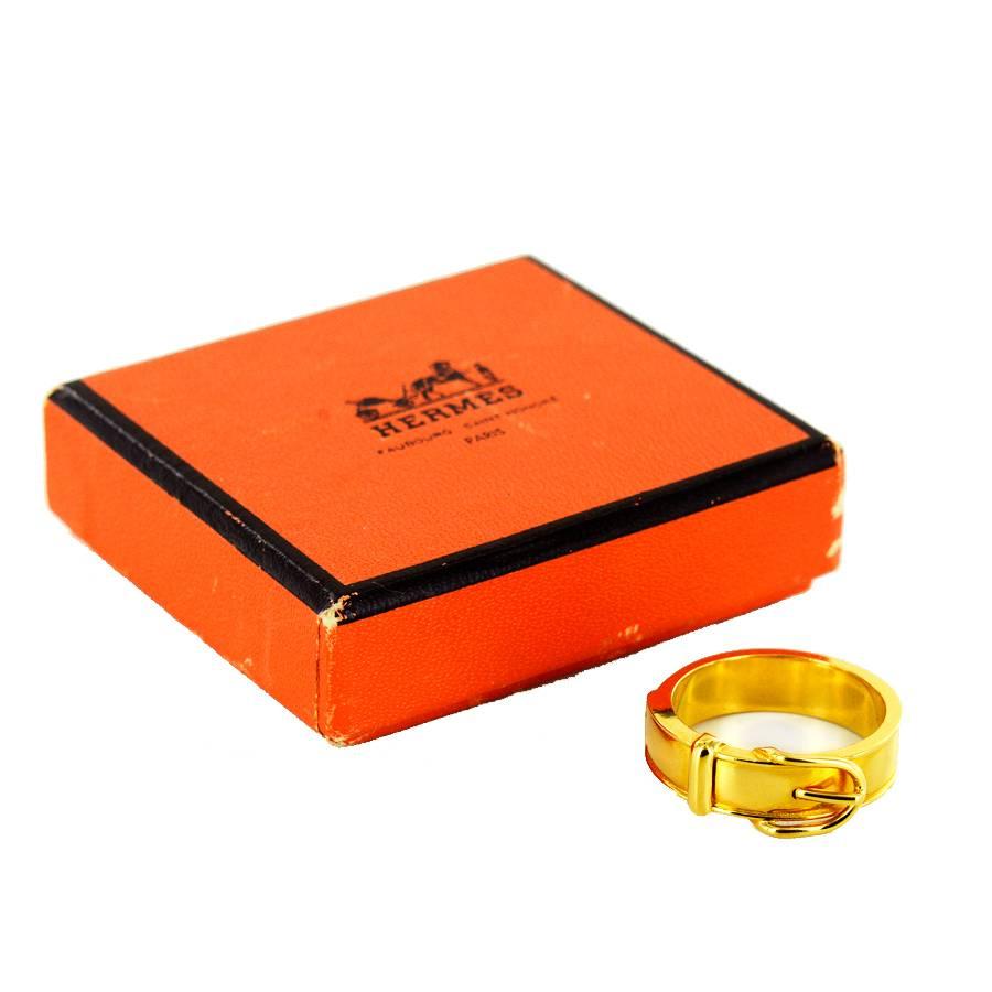 Hermes ring in gold plated metal. It represents a belt buckle.

the height of the ring: 0.8 cm.

It will be delivered in its Hermès box