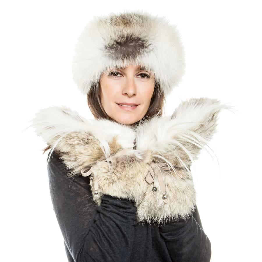 Elcom gray and white cashmere and fox hat and gloves. A link makes it possible to tighten the wrists of the gloves. 
Dimensions are : 
Bonnet:
Height: 15 cm, length: 30 cm, head circumference: 65 cm
Glove:
Total height: 28 cm, handle width: 13 cm