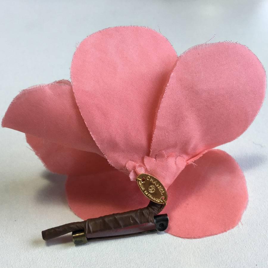 Chanel camellia brooch in pink silk.

Delivered in a Valois Vintage Paris dustbag