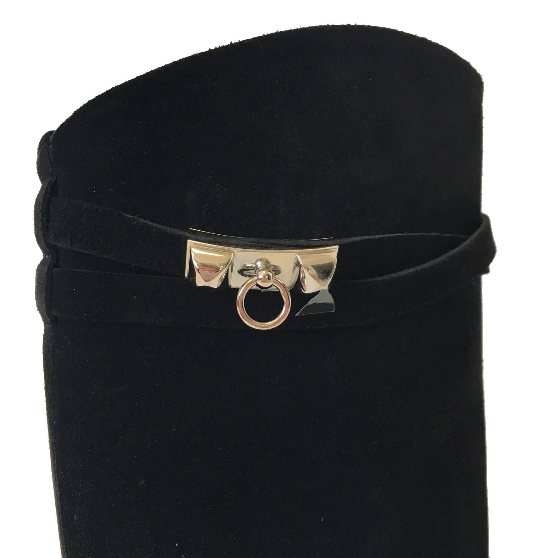 Hermes Riding boots in black suede. The thongs of the boots are closed by palladium fasteners. Size 36.5 FR.

Stamp X (year 2016)

Dimensions: height of the upper: 41 cm, heel height: 2 cm, outer sole width: 25.5 cm, ankle circumference: 30 cm, calf