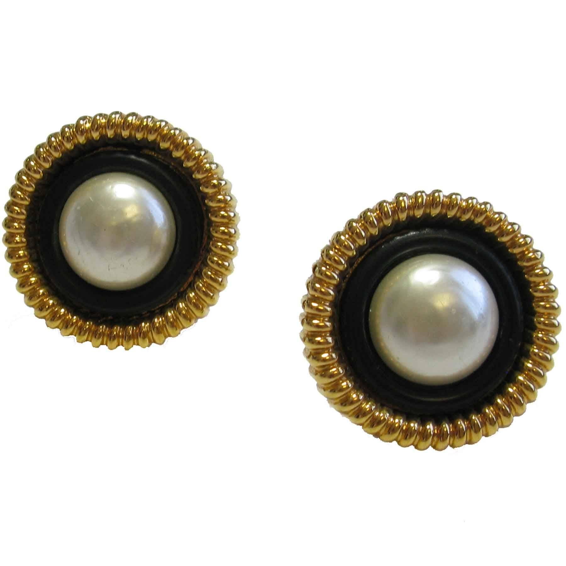 Vintage CHANEL Round Clip-on Earrings in Gilded Metal and Pearl