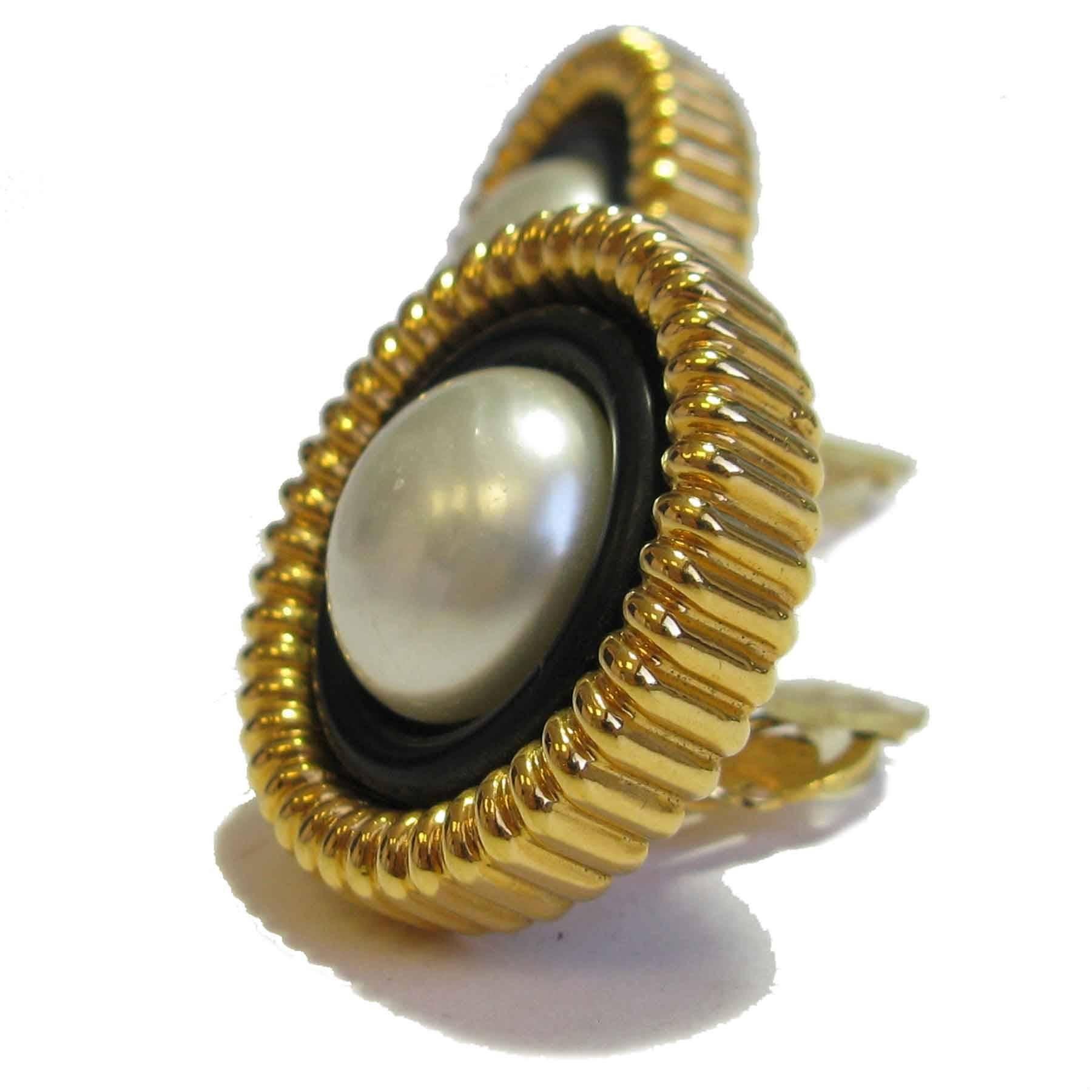 Vintage Chanel round clip-on earrings in gilded metal and pearl. 

Will be delivered in a Valois Vintage Paris Dustbag