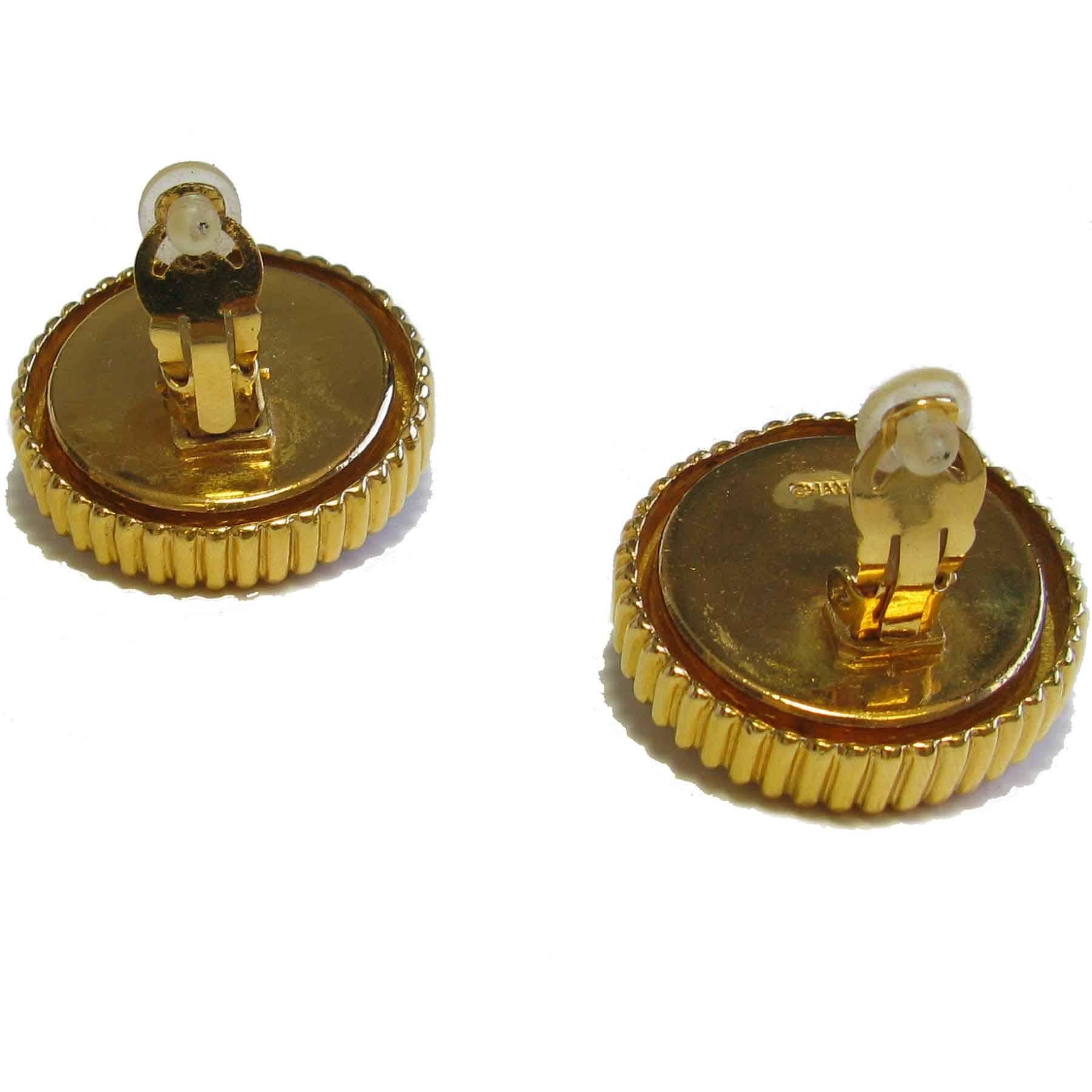 Vintage CHANEL Round Clip-on Earrings in Gilded Metal and Pearl 1