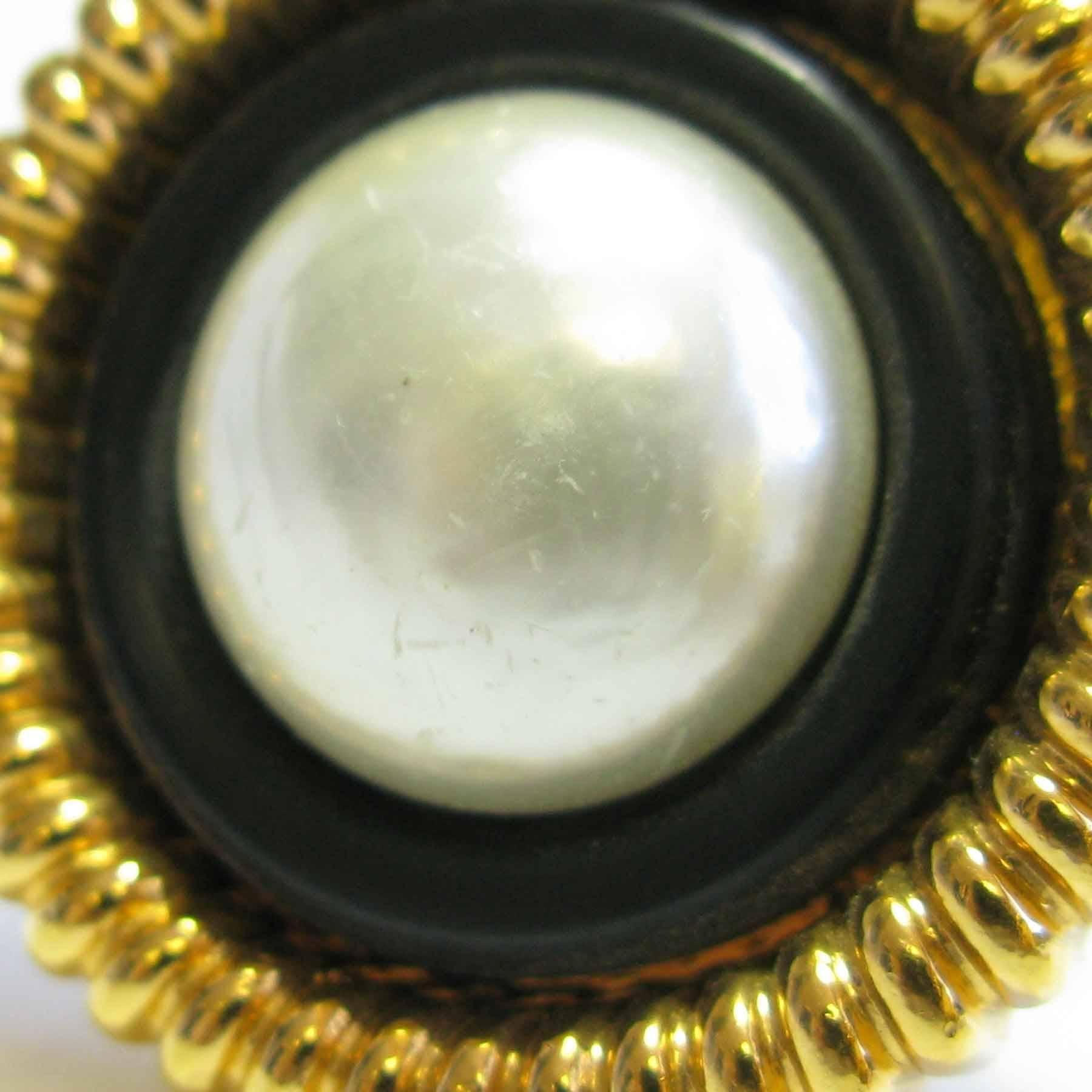 Vintage CHANEL Round Clip-on Earrings in Gilded Metal and Pearl In Fair Condition In Paris, FR