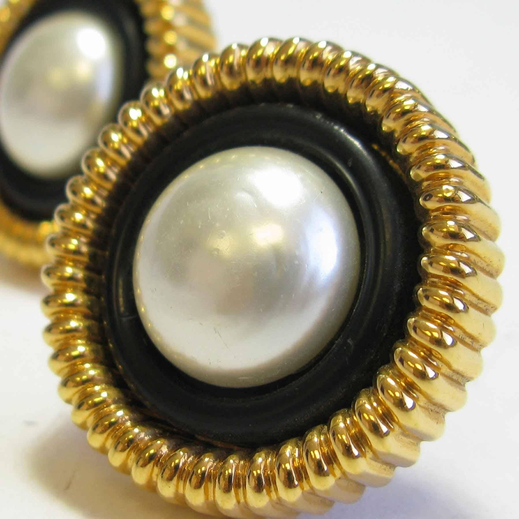 Women's Vintage CHANEL Round Clip-on Earrings in Gilded Metal and Pearl