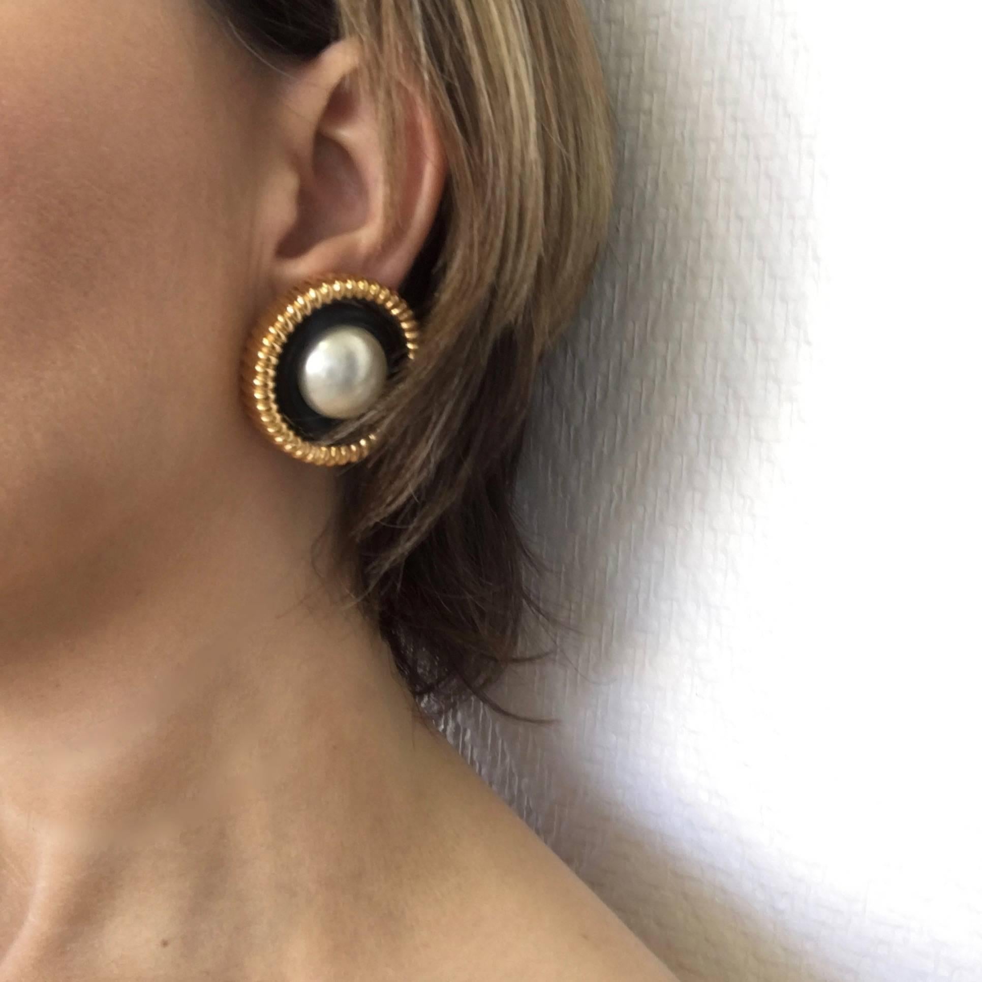 Vintage CHANEL Round Clip-on Earrings in Gilded Metal and Pearl 3