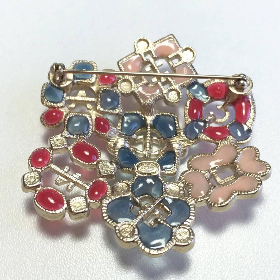 CHANEL Brooch in Multicolored Resin, Rhinestones and Pearls In Excellent Condition In Paris, FR
