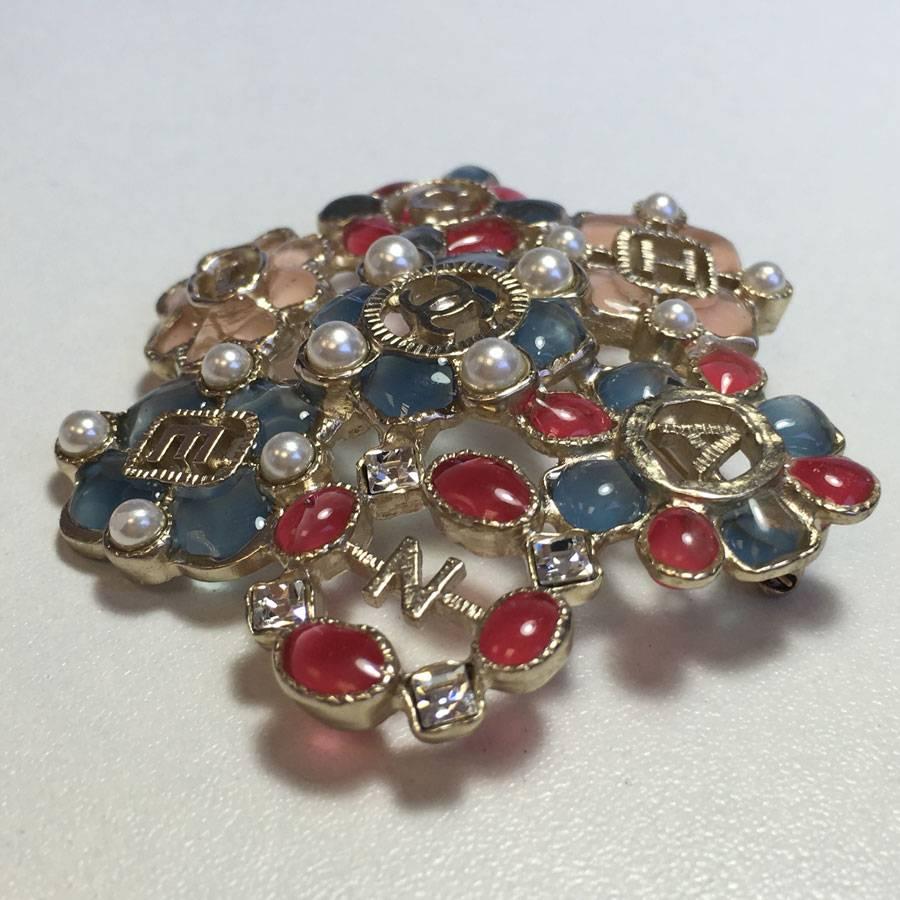 Superb Chanel brooch in pale gold gilded metal with inlaid blue, pink and fushia resin, pearls and rhinestones.

Pre spring-summer 2016 collection

Delivered in a Valois Vintage Paris pouch 

Public price: 650 euros