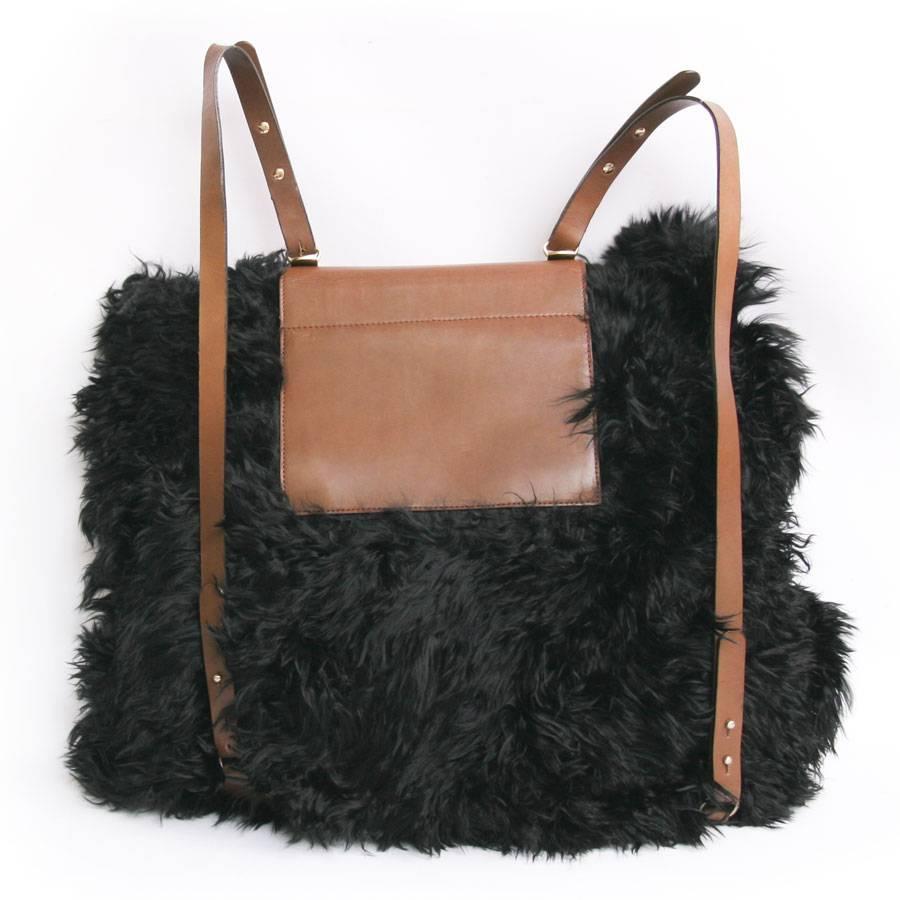 Original! Marni backpack, big model in black fur. The trim is made of natural leather. The hardware is in gilded metal. The interior is in beige canvas with a large zipped pocket. 
It can be tightened with two leather straps. It has a rigid flap