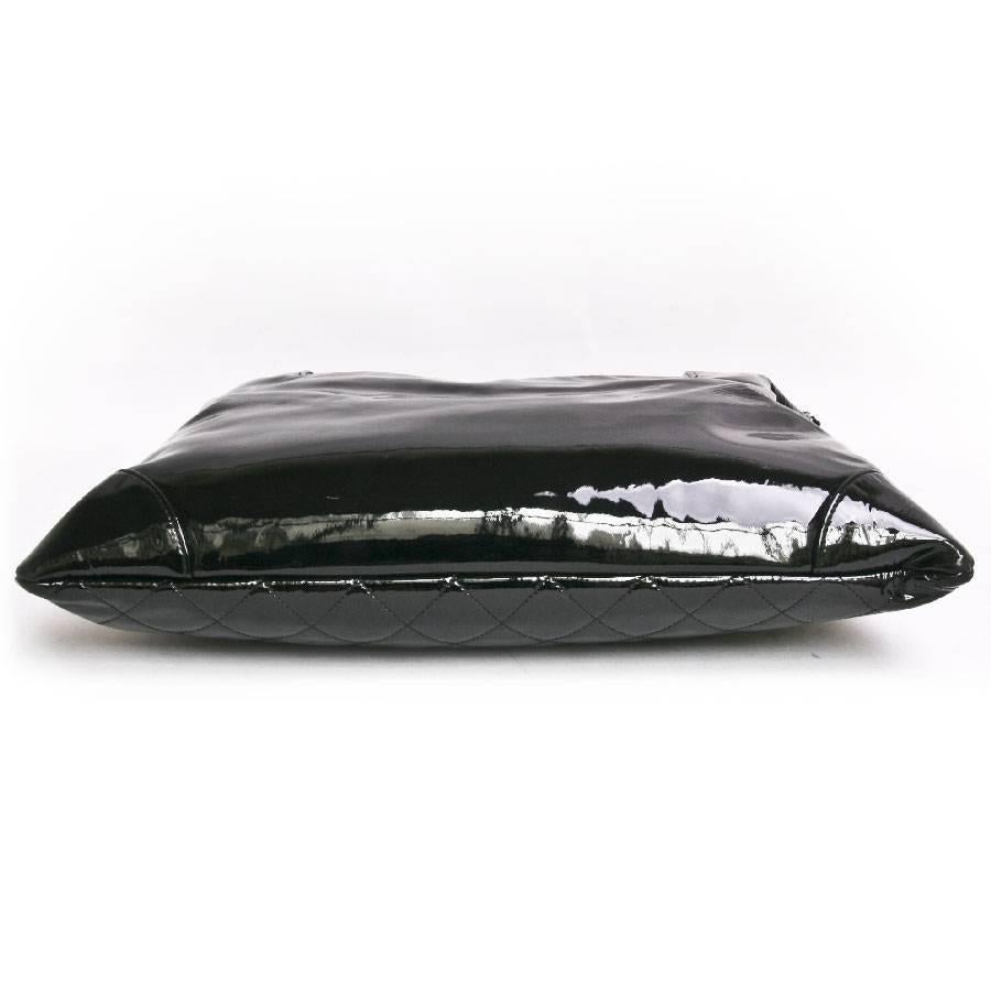 CHANEL Messenger Bag in Black Patent Leather Big size 1