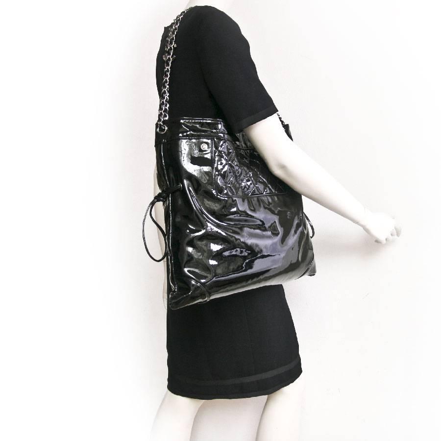 CHANEL Messenger Bag in Black Patent Leather Big size 3
