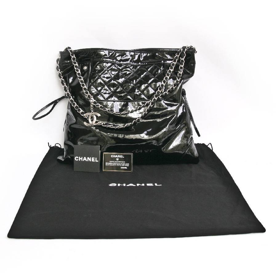 CHANEL Messenger Bag in Black Patent Leather Big size 4