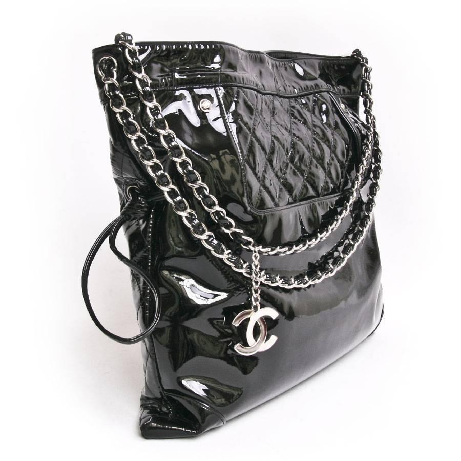 CHANEL Messenger Bag in Black Patent Leather Big size In Excellent Condition In Paris, FR