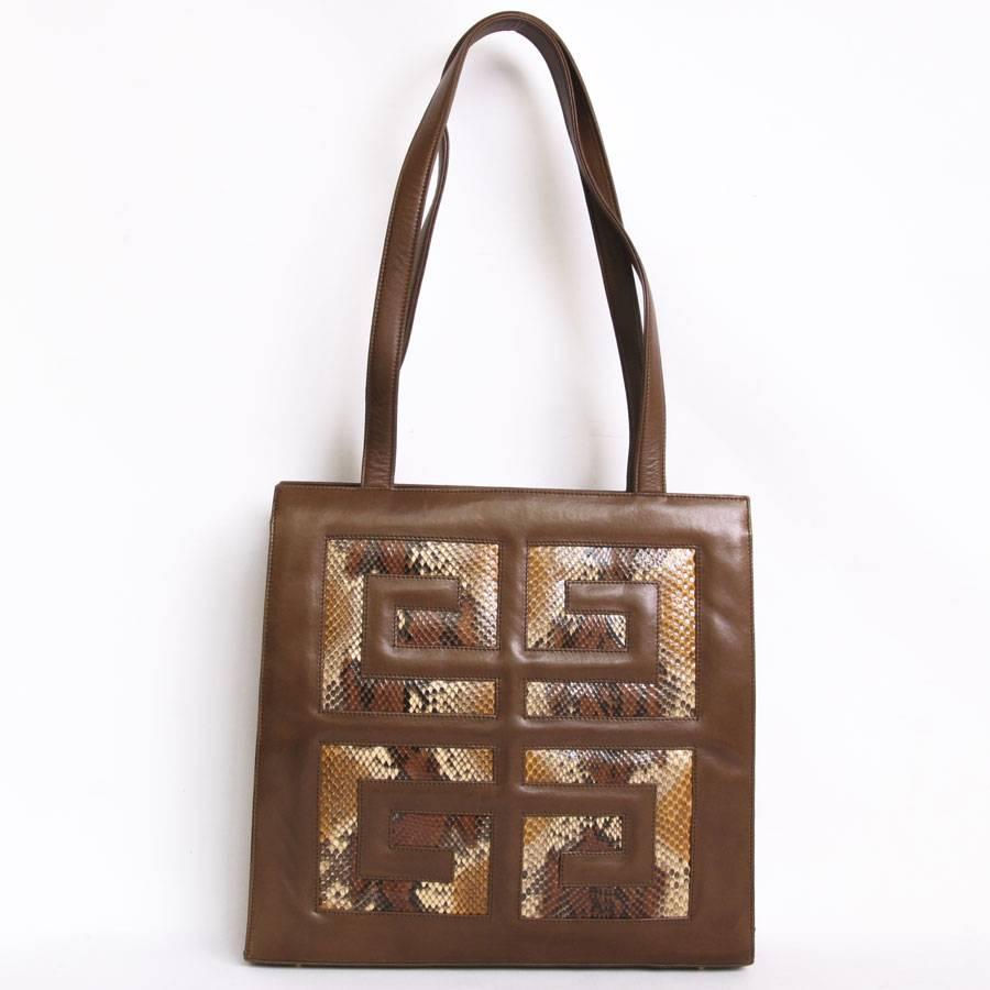 Sublime Givenchy bag in brown lambskin leather. The Givenchy logo is in python. Zip closure. The inside of the bag is in brown canvas, there are two patch pockets and two zipped pockets. 

Dimension : Handle length: 70 cm

Will be delivered in its