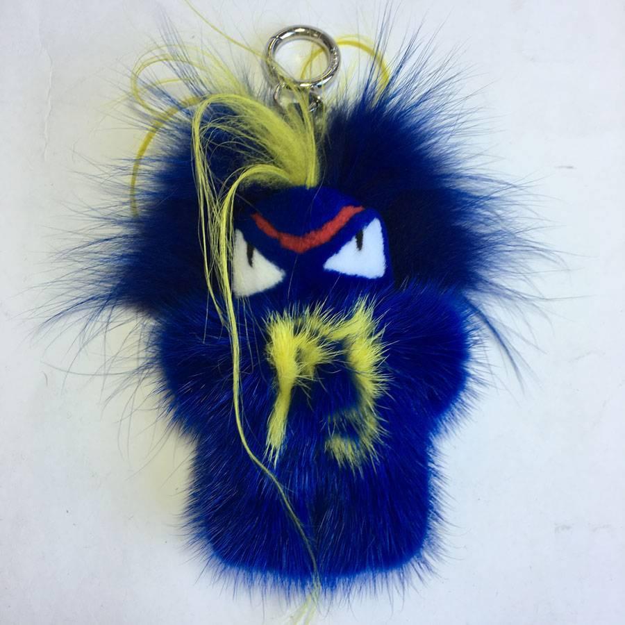 Schöner Fendi Taschenanhänger, Modell 'FENDIRUMI BUG-KUN', in blauem und gelbem Nerz.

Geliefert in einem Valois Vintage Paris-Beutel

Öffentlicher Preis: 1200 Euro