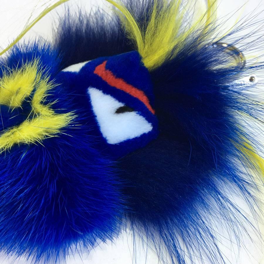 FENDI Taschenanhänger 'FENDIRUMI BUG-KUN' aus blauem und gelbem Nerz im Zustand „Hervorragend“ im Angebot in Paris, FR