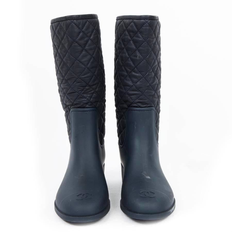 Chanel mid-boots in blue padded leather and plastic. The interior is lined with leather.

Measurements: width of the outsole: 9.5 cm, heel height: 4 cm, ankle turn 32.5 cm, stem height: 29 cm, calf circumference 38 cm.

Will be delivered in a Valois