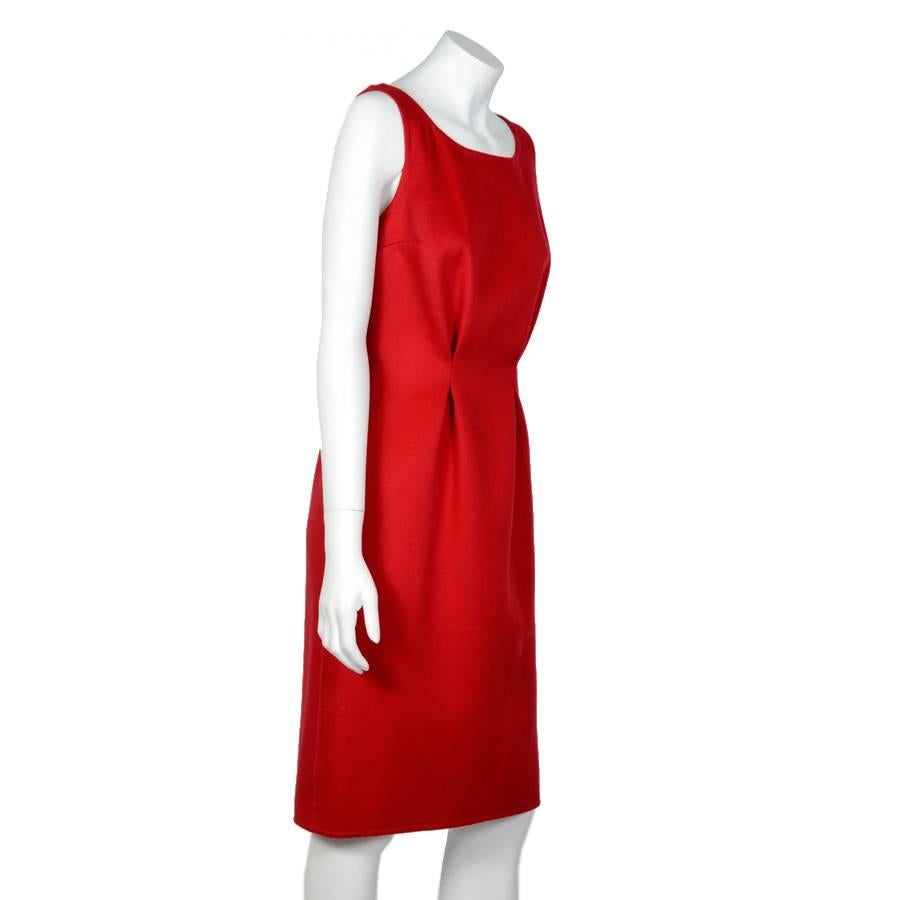 Magnificent Dior mid-length tank top dress in red cashmere. No size tag but equals a size 38 fr.

It has two front and back darts and a zip on the back for closure. Breast forceps visible. 

Slit at the bottom of the dress on the back.
