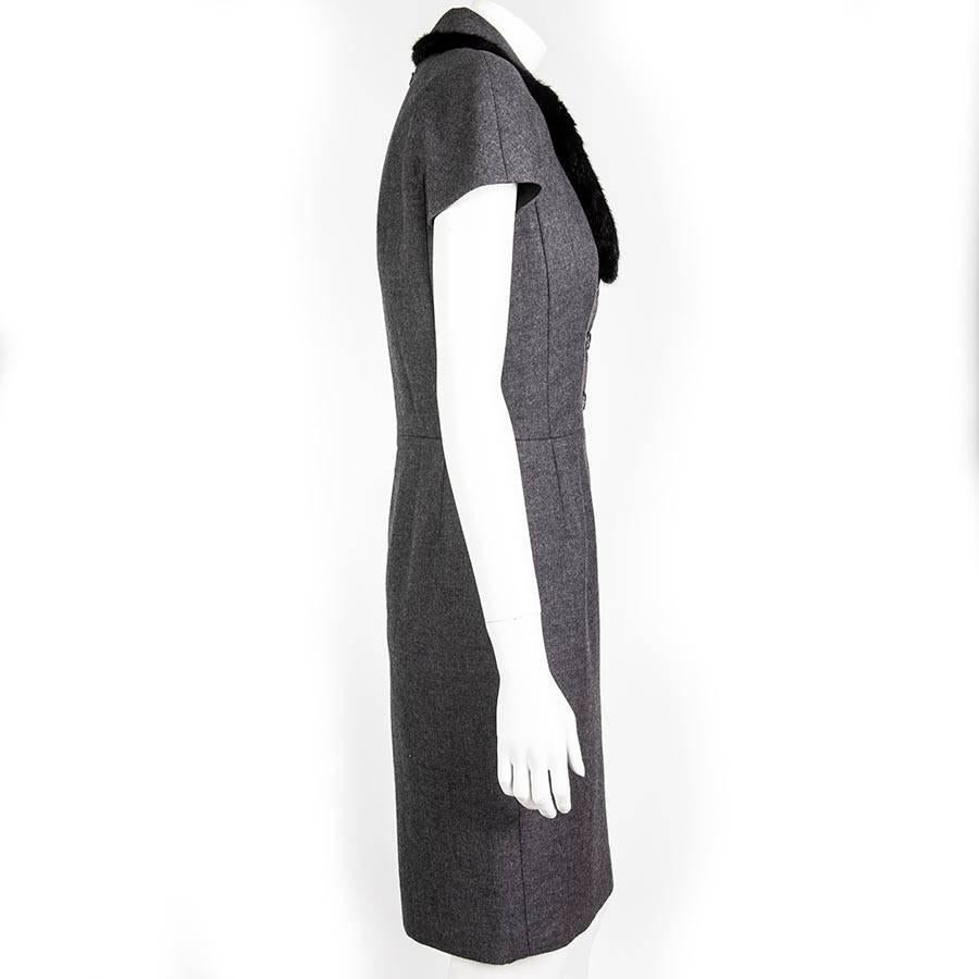 Christian Dior sheath dress in gray wool with raglan short sleeves. It closed by three brown buttons branded Dior, the collar is in real black mink. The dress is lined with silk and zipped at the back.

Flat dimensions:
shoulders : 34 cm, width 47