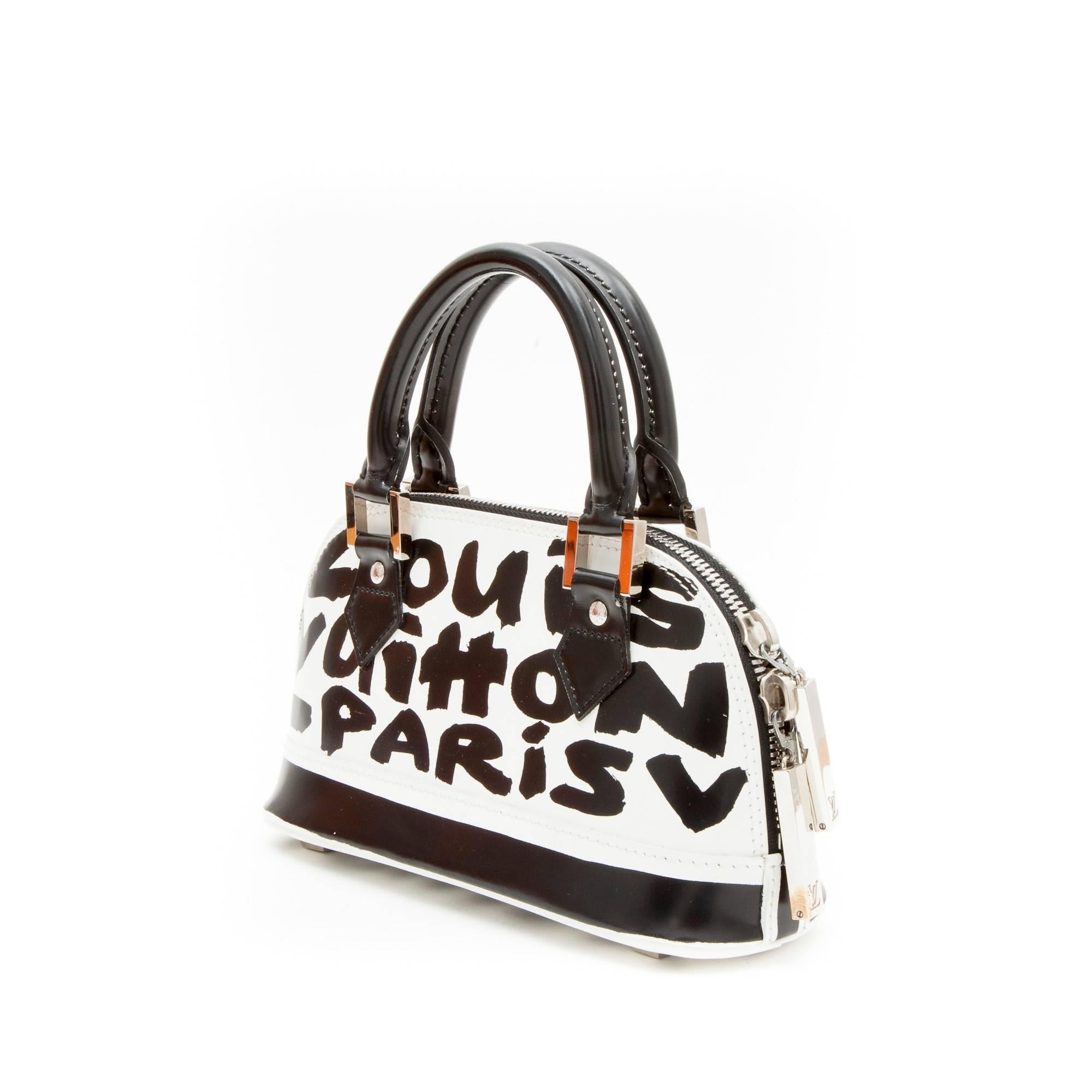 LOUIS VUITTON Alma BB Graffiti handbag in leather.

This model comes from a limited edition by Stephan Prouse from 2001. This bag has 4 engraved LV bottom feet in silver brass.

Dimensions of the handles: height 9 cm, length 25 cm.

It closes with a