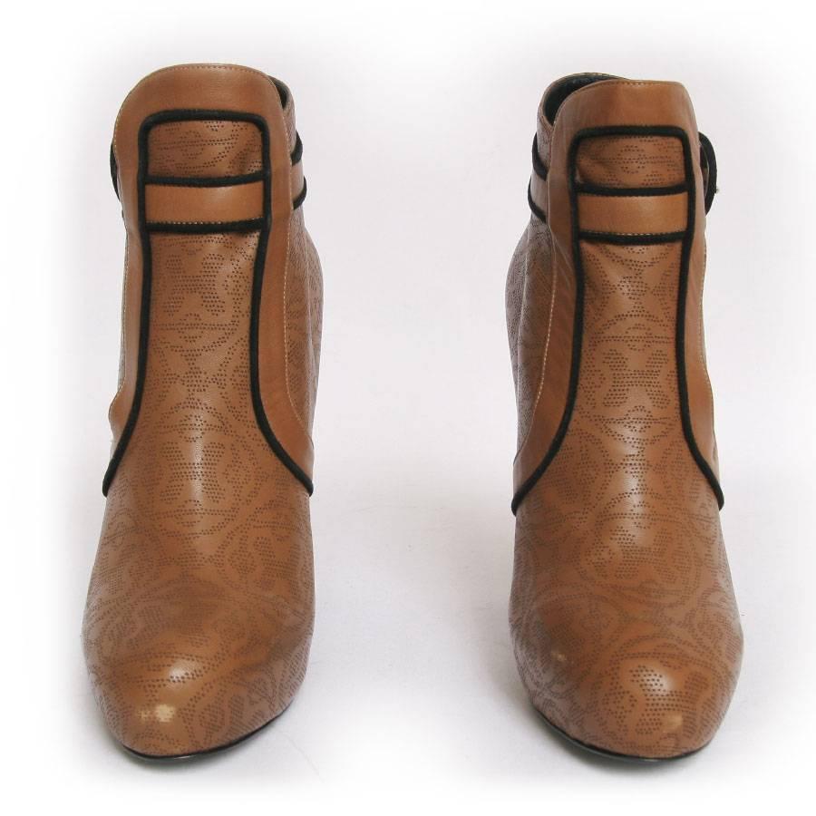 Hermès ankle boots in brown lace leather with black velvet strips.
like new
Heel height: 13 cm