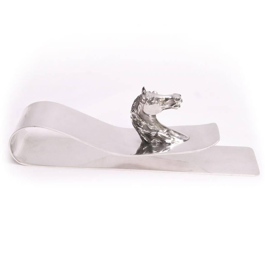 Beautiful Hermès 'Horse Head' paper weight in sterling silver.

Delivered in a Hermes box.