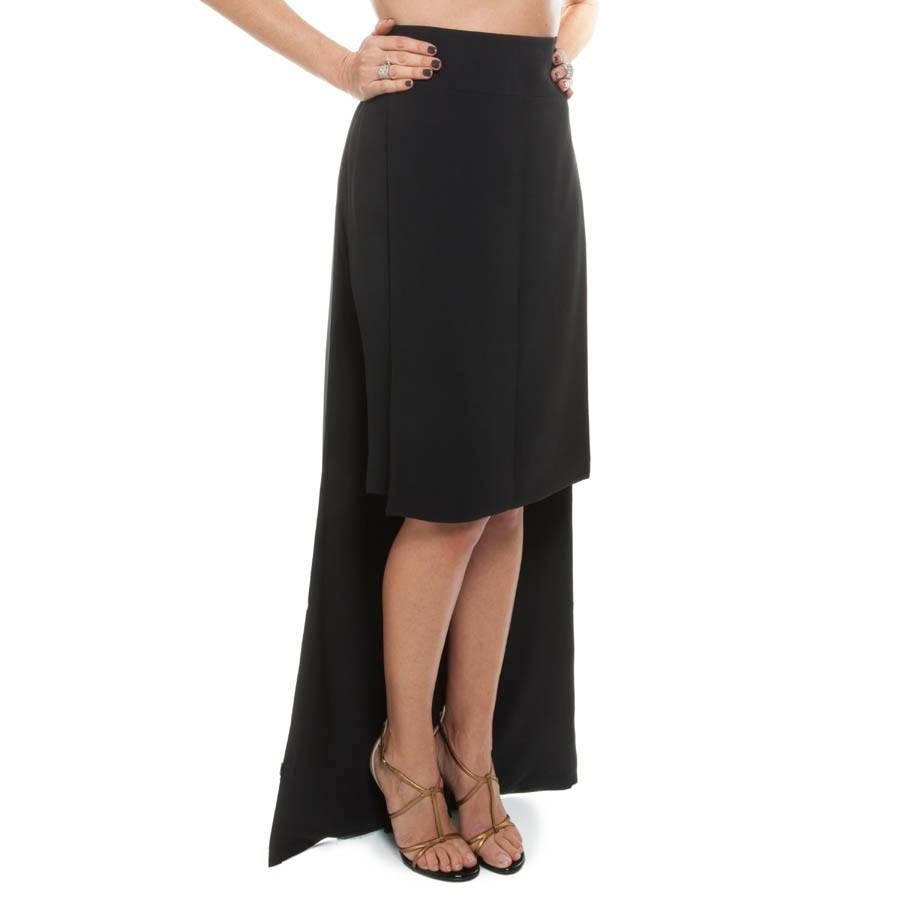 Very elegant new Givenchy black pencil skirt in viscose. The skirt is adorned with two added pieces, sewn under the belt on the width. Lined in black satin viscose and silk.

Flat dimensions:
Bottom width 44.5 cm, total height at the back 117.5 cm,
