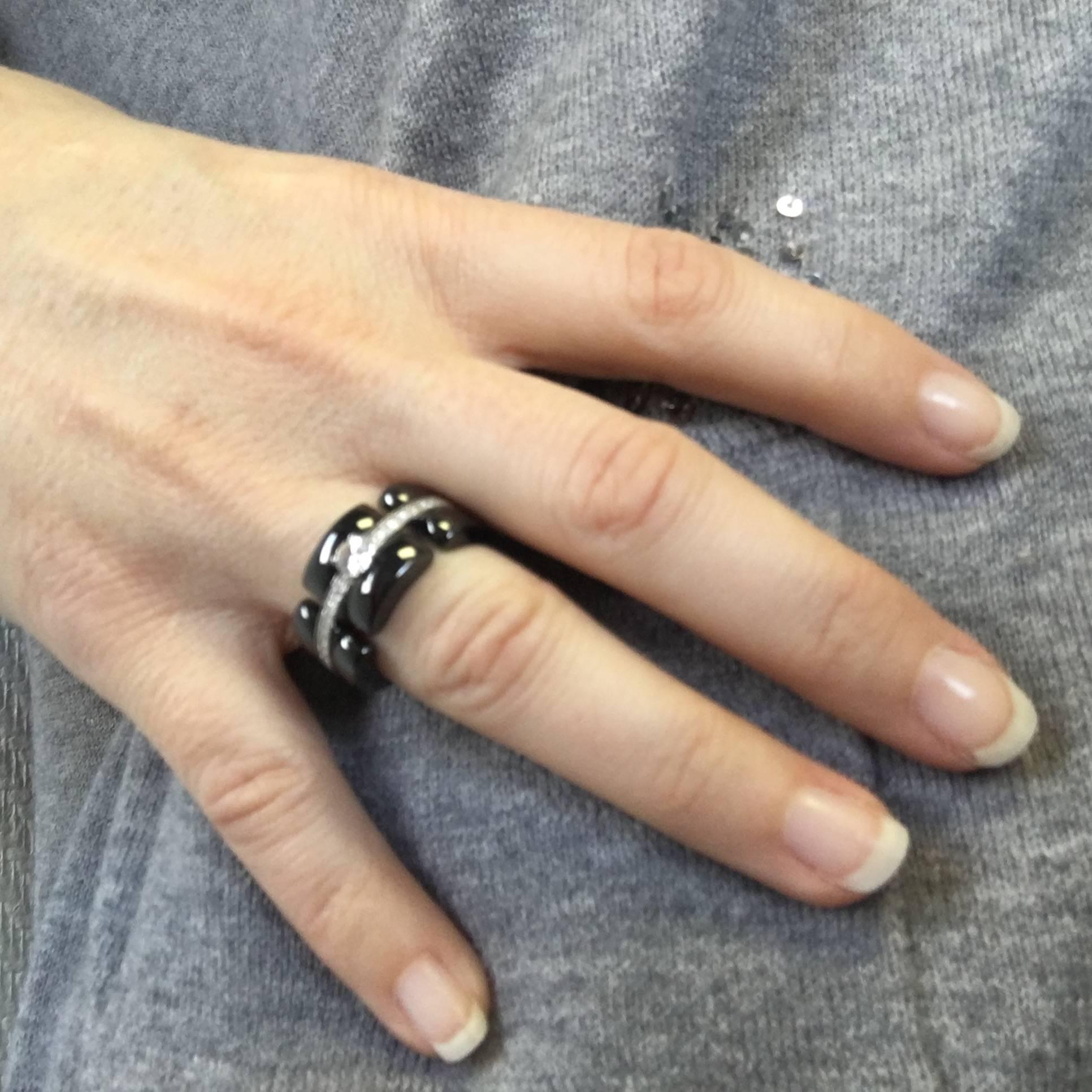 Very beautiful Chanel ring, model 'Ultra' in 18 carat white gold, black ceramic and diamonds including a larger one in the center. 

Medium model. Size 51 EU 

CHANEL brand inscribed on the contour of the ring.

PUBLIC PRICE: 3700 euros