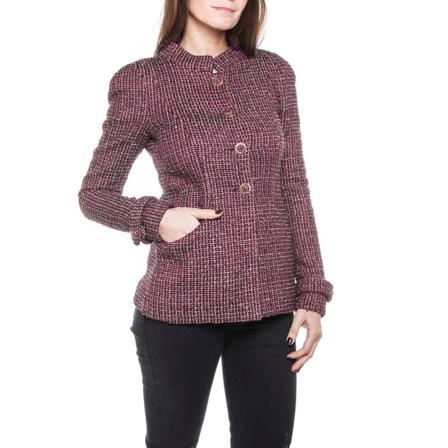 Chanel pretty 'Paris Bombay' jacket, close to the body, in lurex with multicolored bright red, silver, plum yarns.

The buttons are golden and clear amethyst resin.

Dimensions flat: shoulders 36 cm, sleeve height 61 cm, wrist circumference 22 cm.