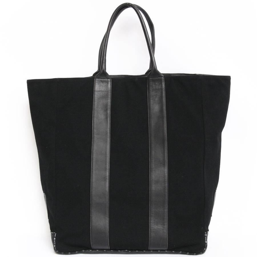 Schöne Chanel Tote Bag aus schwarzem Leder und Jersey. Sie hat 2 Innentaschen.

abmessungen: Griffe aus Leder: 42cm

Eingeschlossen: Hologramm: 844 **** (Jahr 2004)

Geliefert in einem CHANEL Staubbeutel