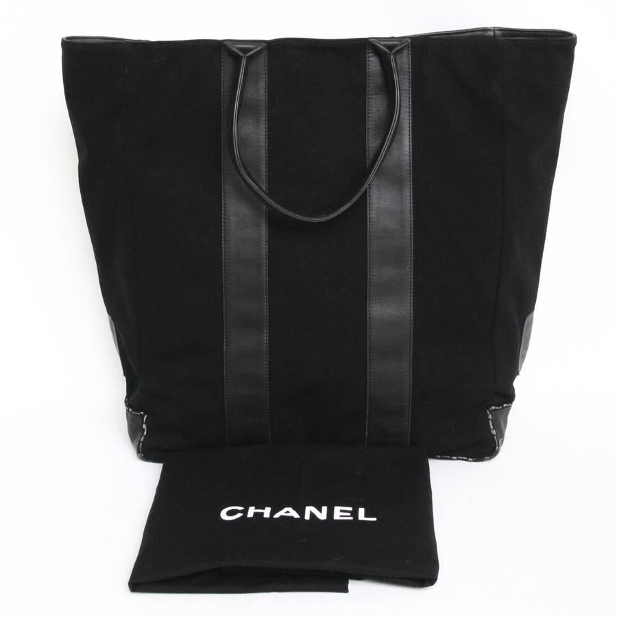 CHANEL Tote Bag aus schwarzem Jersey und Leder im Angebot 2