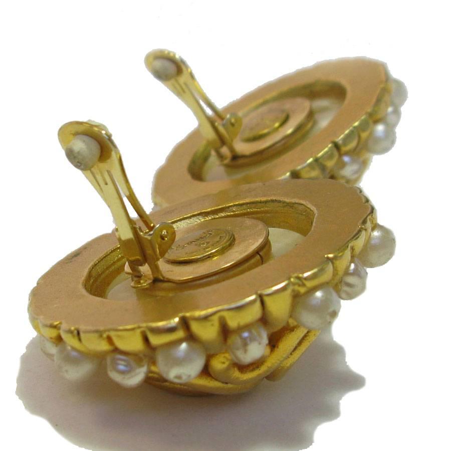 CHANEL Boucles d'oreilles vintage à clip en métal doré, nacre et perles Pour femmes en vente