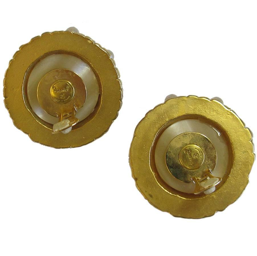 CHANEL Boucles d'oreilles vintage à clip en métal doré, nacre et perles Bon état - En vente à Paris, FR