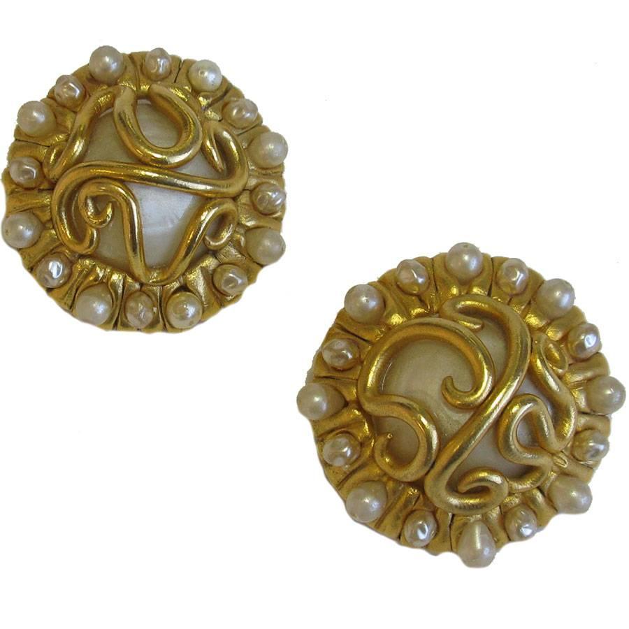 CHANEL Vintage Clip-on Earrings in Gilded Metal, mother-of-Pearl and Pearls For Sale