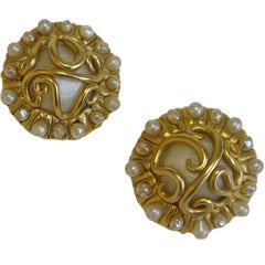 CHANEL Pendientes de clip vintage de metal dorado, nácar y perlas