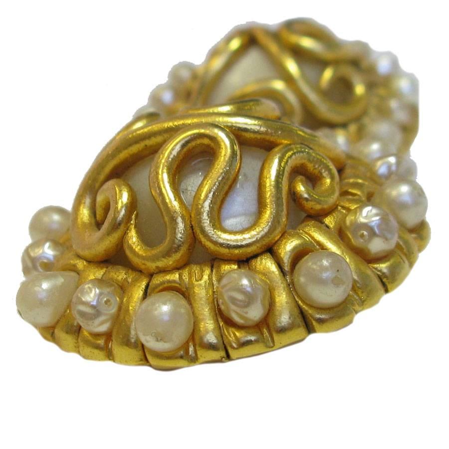 Couture ! Imposantes boucles d'oreilles clip-on rondes vintage Chanel en métal doré, pièce de nacre au centre et sertie de perles sur le pourtour.

Livré dans un Valois Vintage Paris  pochette 