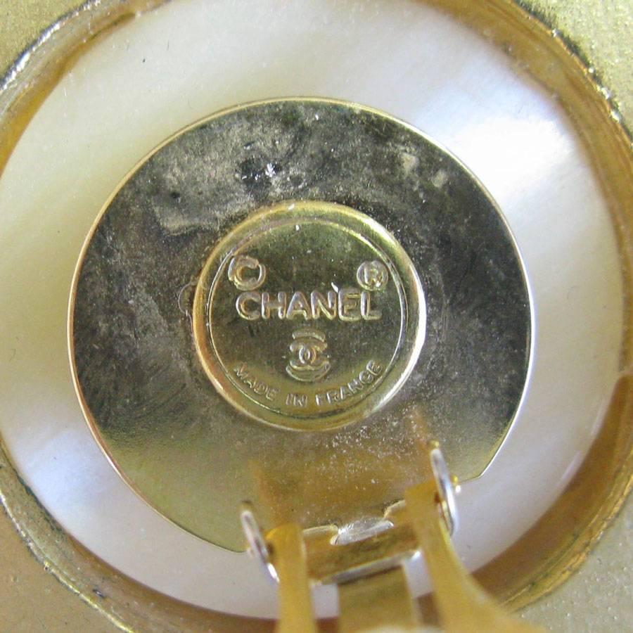 CHANEL Boucles d'oreilles vintage à clip en métal doré, nacre et perles en vente 1