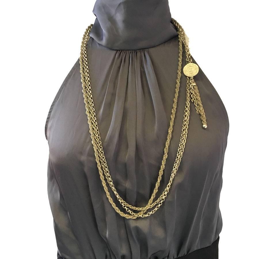 Superb CHANEL gilded metal necklace. 3 chains (2 in mesh, 1 twisted) on which is attached a round piece with the inscription 'CHANEL - Paris 31 Rue de Cambon'.

Delivered in its case, its box and a copy of the invoice

Public price: 2287 euros