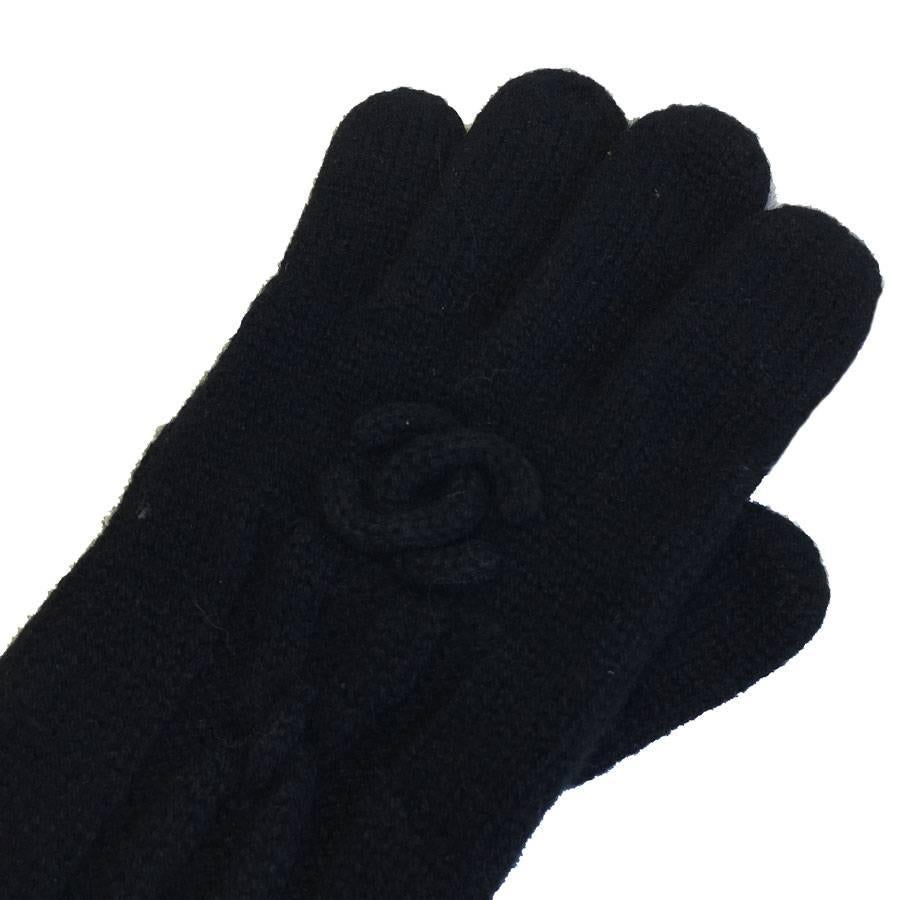 Guantes largos Chanel de cachemira negra. Patrón: Giros y una doble C en uno de los guantes. 
Dimensiones: longitud de la manga hasta la mayor: 44 cm - perímetro de la mano: 20 cm

Se entrega en una bolsa Valois Vintage Paris