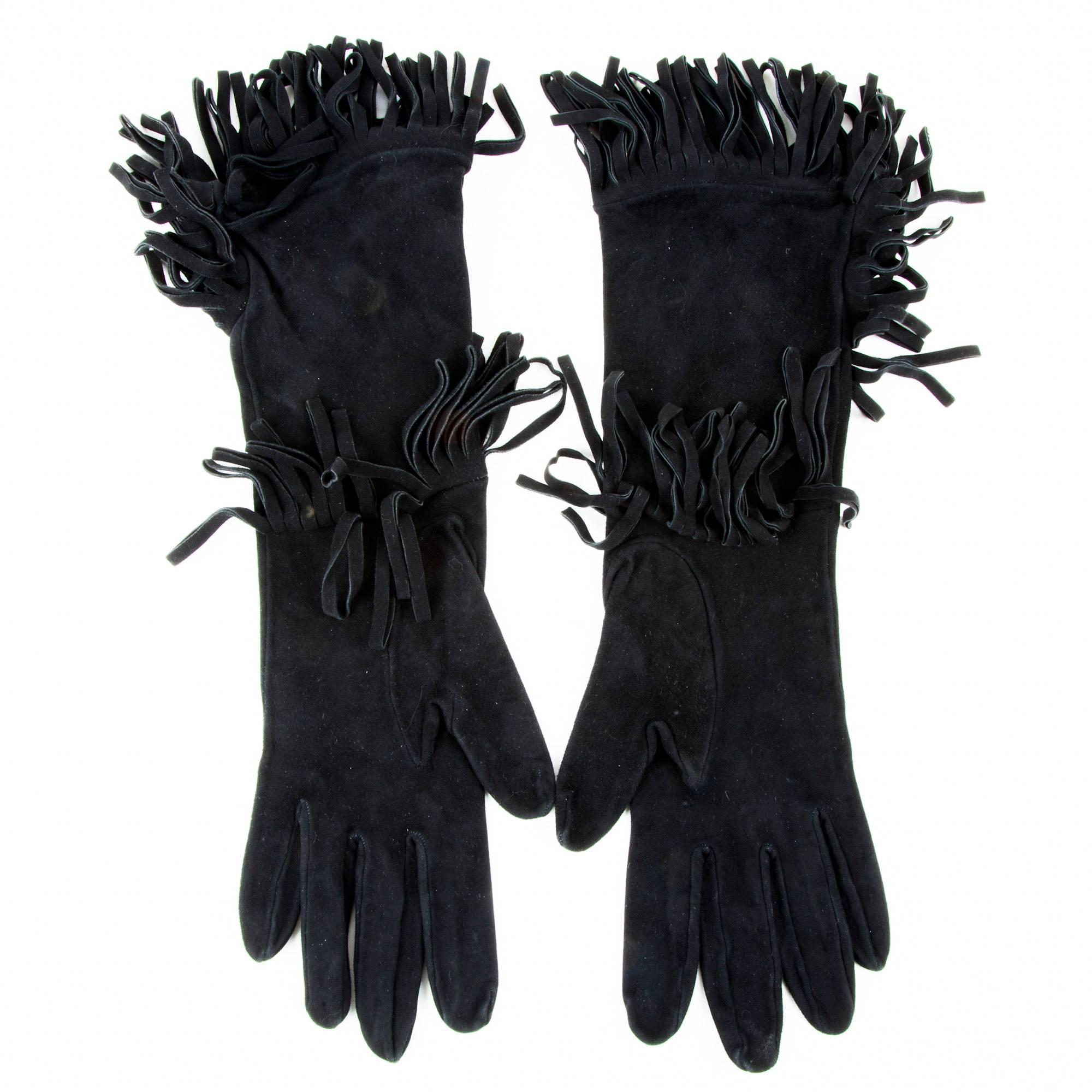 HERMES mid-length fringed gloves in black suede. 

Dimensions: wrist circumference 19 cm, under the thumb 13 cm, turn arm 24 cm.

Will be delivered in a Valois Vintage Paris pouch