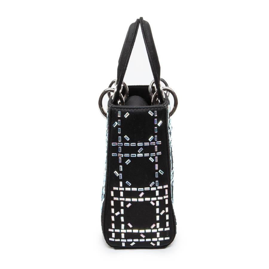 Limited series. Mini D Lady D evening bag from Maison Christian Dior in black silk satin and shiny Swarovski sequins with an emerald cut. Silver palladium hardware.

Serial number: 04MA0067. 

Will be delivered in a Valois Vintage Paris dustbag