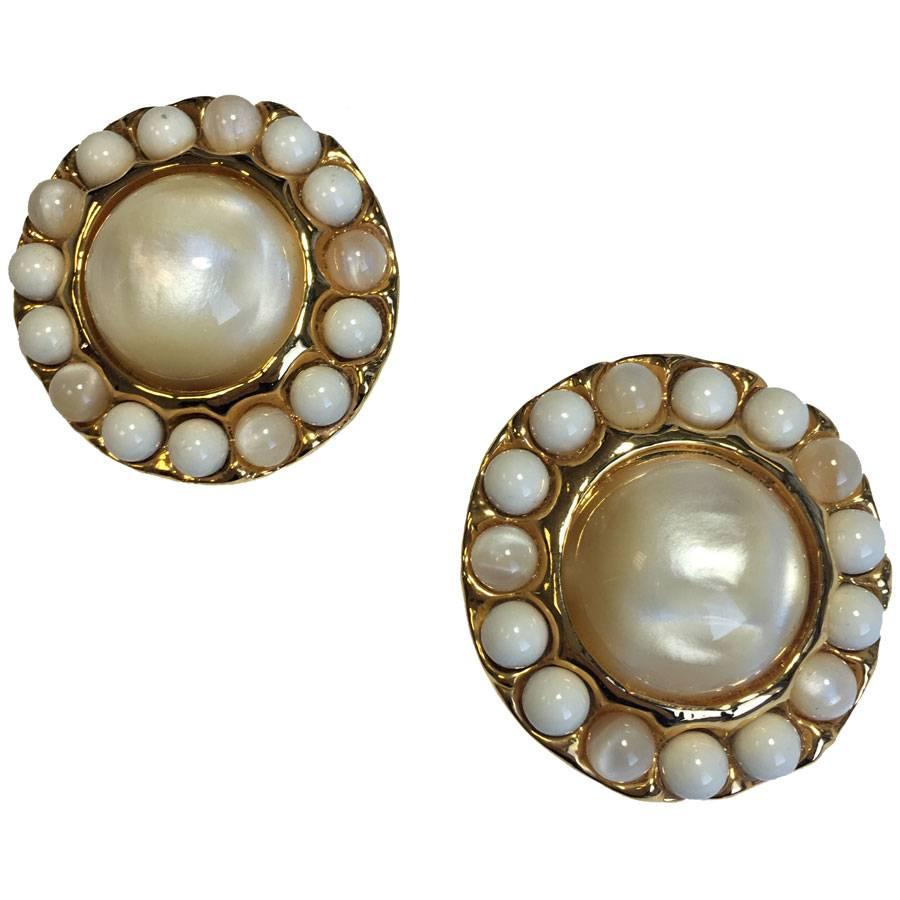 CHANEL Vintage Clip-on Earrings in Gilded Metal set with Pearls For Sale