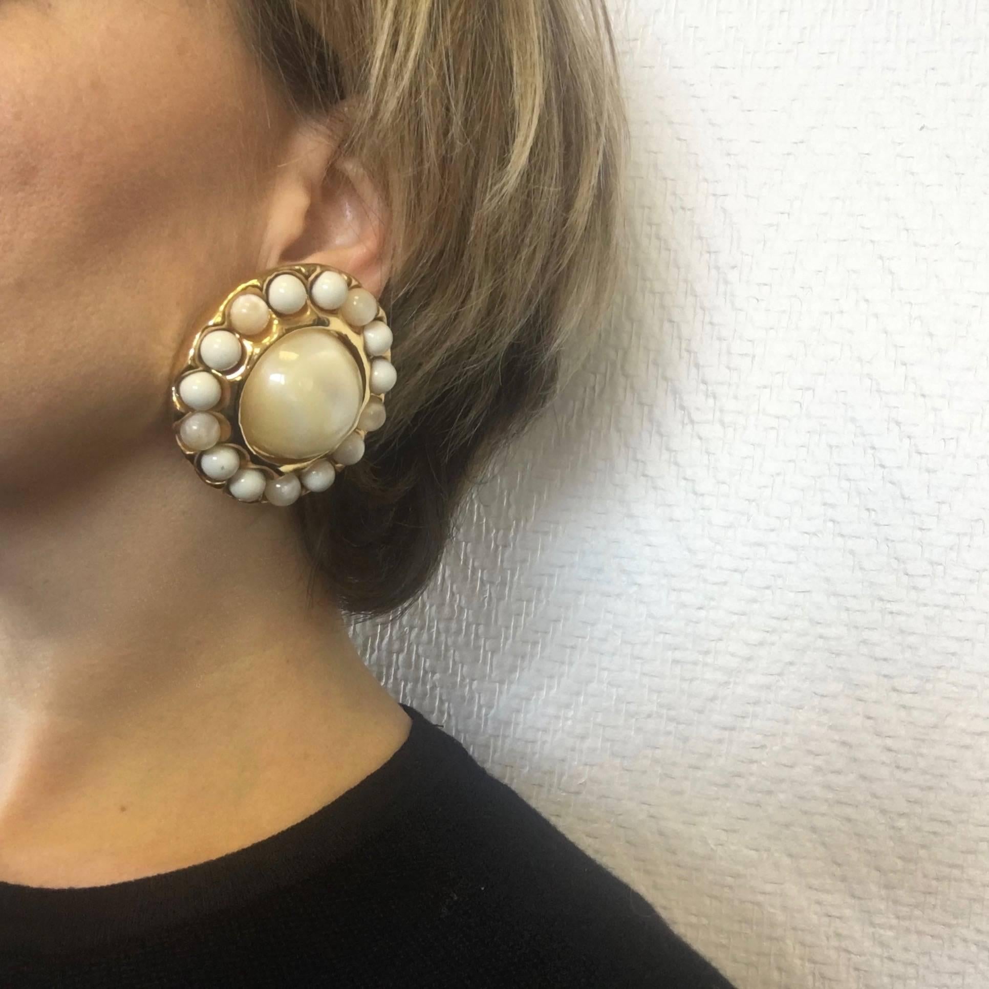Couture! Imposing Chanel clip-on earrings in gilded metal, pearl in the center pearly. 

Small ivory and pearly pearls all around the loop.

Delivered in a Valois Vintage Paris pouch