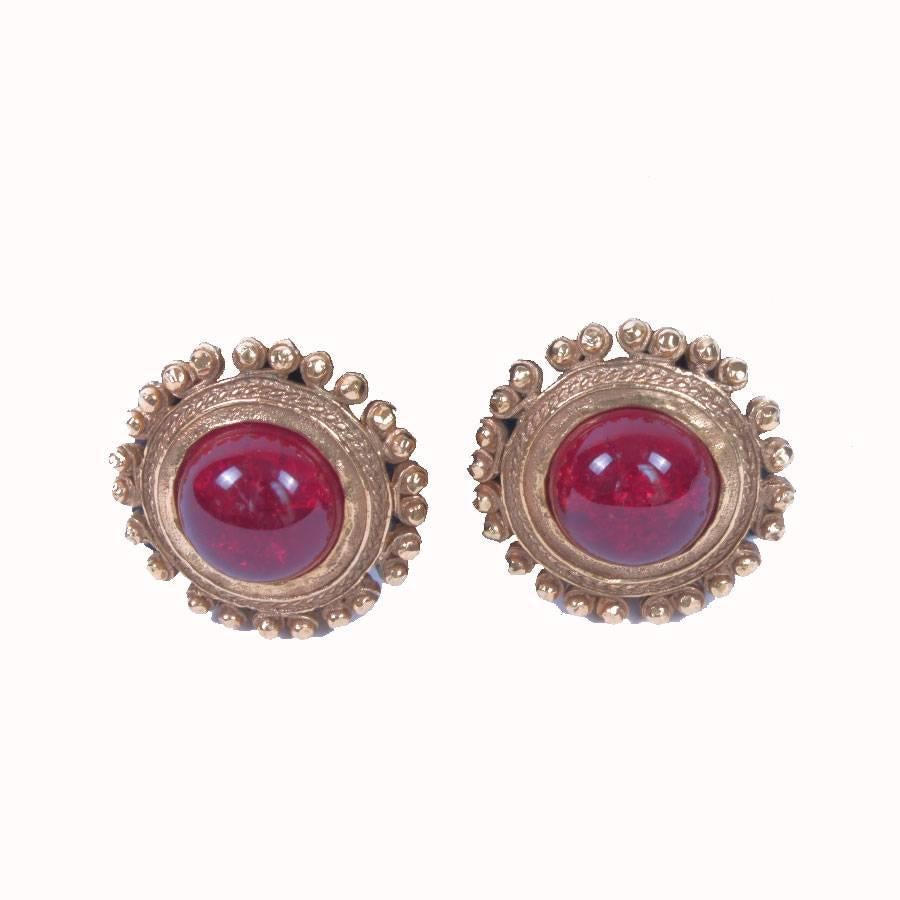 Vintage! Chanel clip-on earrings in gilded hammered metal and ruby molten glass.

Will be delivered in a Valois Vintage Paris pouch