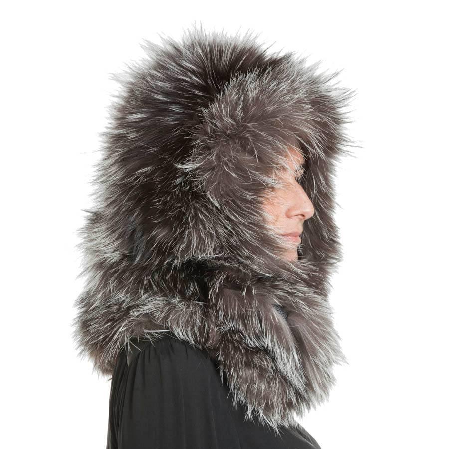 Révillon hood in silver fox fur. It is worn in two ways: in hood and covers the neck. Unique size.

Will be delivered in a pouch.