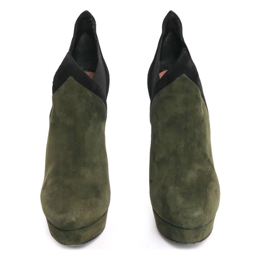 Superb pair of Alaia low boots in green and black suede. Size 36FR. They can as well be worn with a dress as on jeans. 

Very elegant and refined, they follow the shape of the foot. 

Heel height: 14 cm, platform height: 2,5 cm