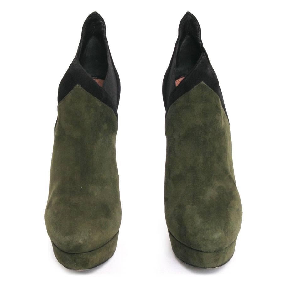 Superbe paire de low boots Alaia en daim vert et noir. Taille 36FR. Ils peuvent aussi bien être portés avec une robe que sur un jean. 

Très élégants et raffinés, ils épousent la forme du pied. 

Hauteur du talon : 14 cm, hauteur de la plateforme :